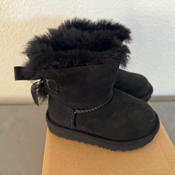 UGG boots toddler  size 7 - Picture 6 of 8